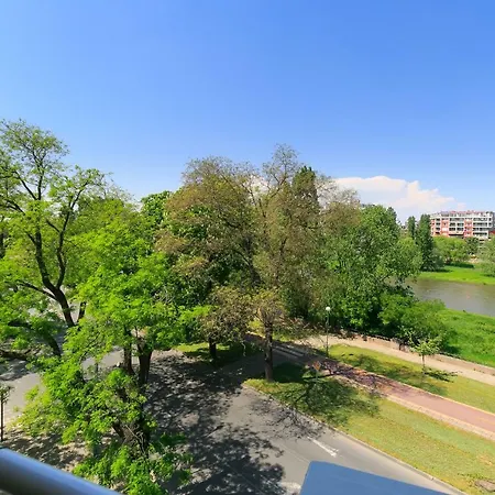 Center - River View アパート *